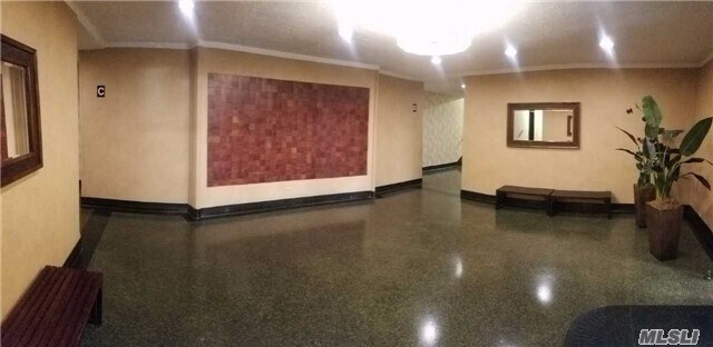 Foto del edificio - 102-12-102-65 65th Ave