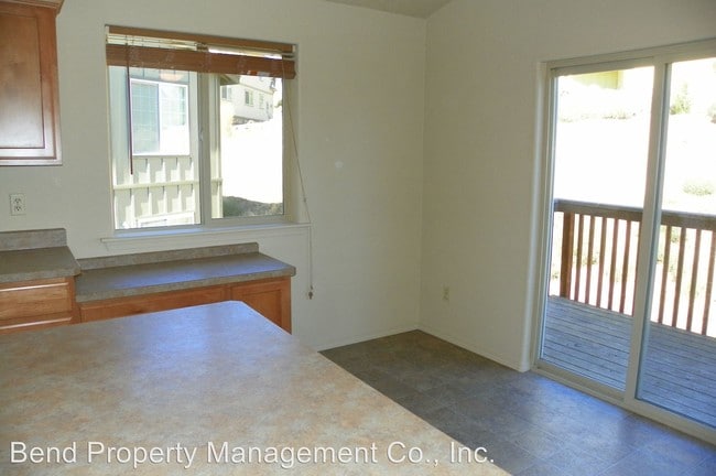 Building Photo - 1431 NE Lucinda Ct