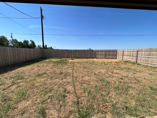 Building Photo - 3 Bedroom Townhome In Frenship ISD