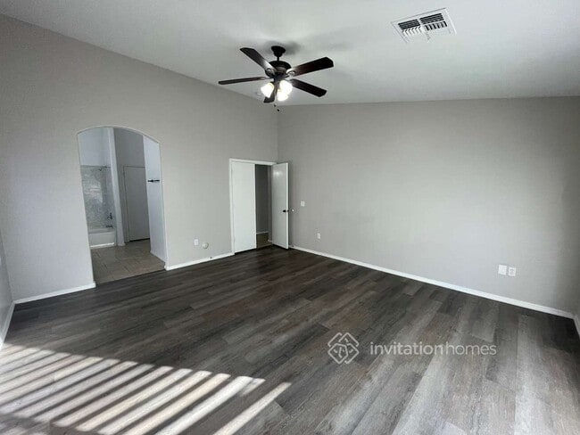 Building Photo - 984 N Martingale Rd
