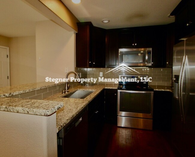 Foto del edificio - Beautiful Townhome Centrally Located in Fo...