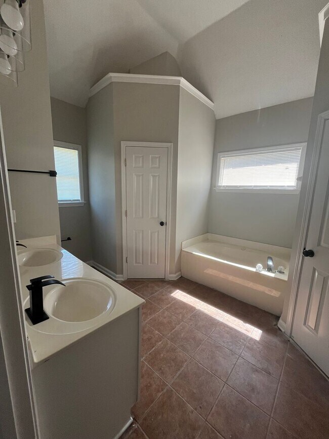 Building Photo - 1686 Frence Creek Cove N