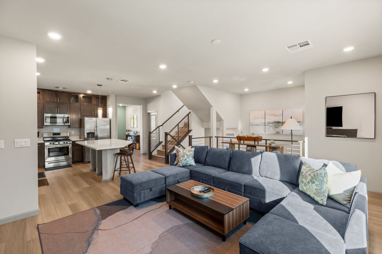 Foto principal - 8044 Carpenter Creek Ave