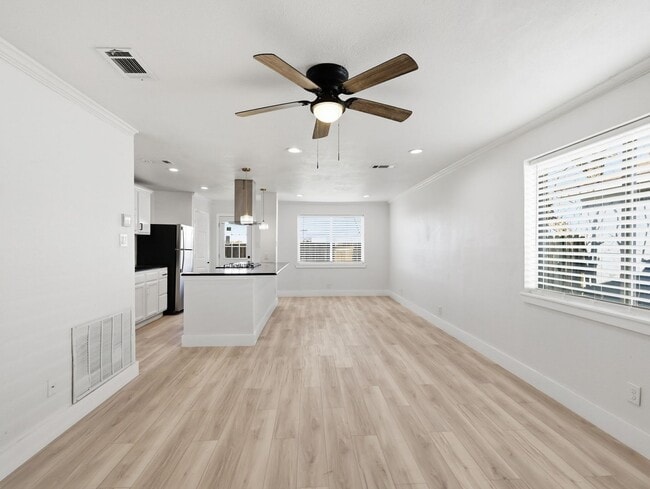 Foto del edificio - 1002 Mardi Gras Ln