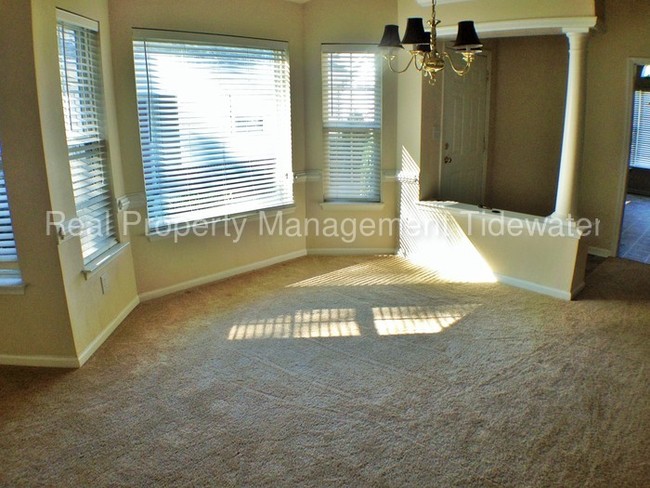 Foto del edificio - GORGEOUS END-UNIT W/ OPEN FLOOR PLAN!
