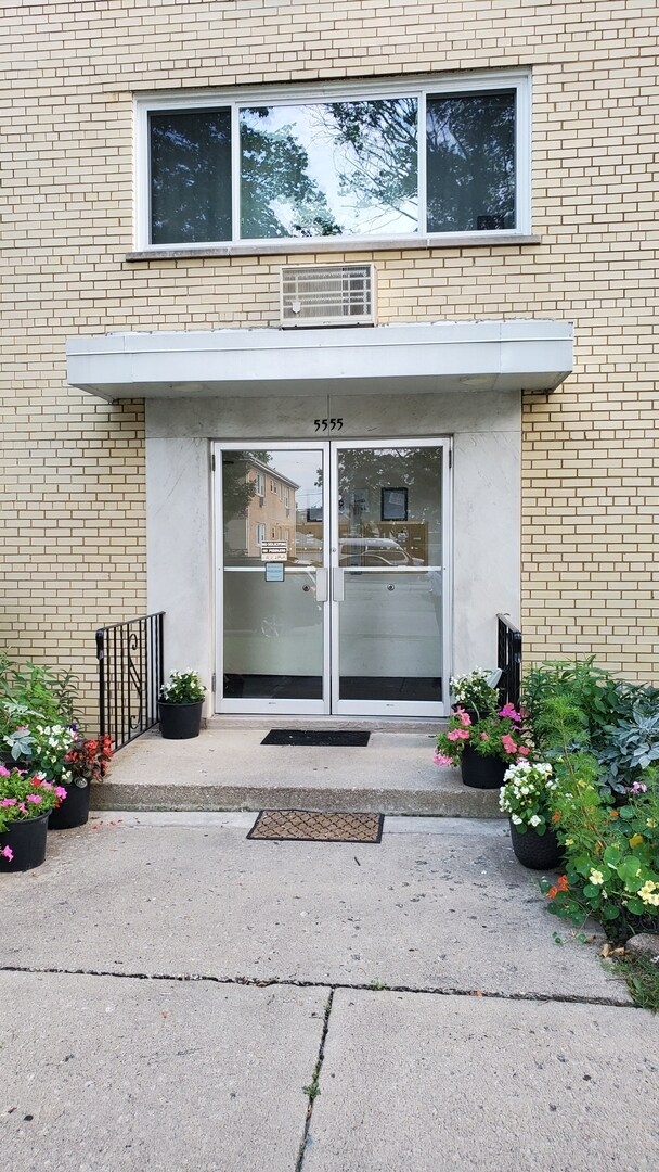 Building Photo - 5555 W Sunnyside Ave