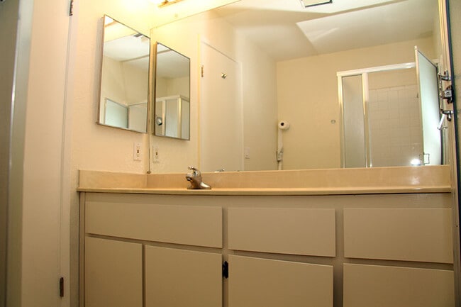 Building Photo - 2 Bedroom 2 Bath Condo in Central Fremont