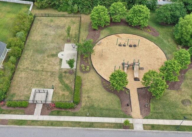 Foto del edificio - READY NOWCl!! A 3-Bedroom Townhome w/Garag...