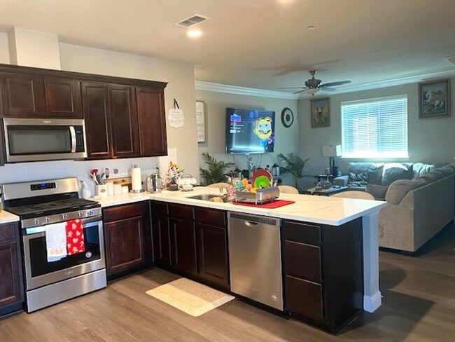 Building Photo - Luxury Townhome in West Redding!