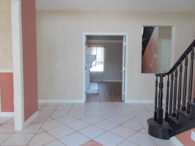 Building Photo - Spacious Estate on Nearly an Acre!