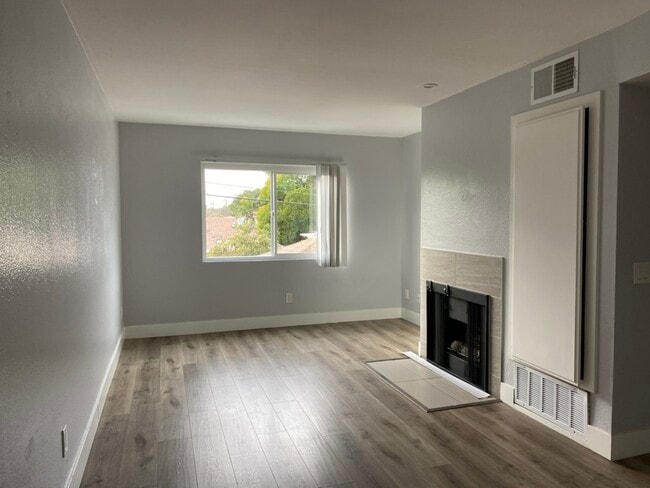 Building Photo - 7407 Haskell Ave