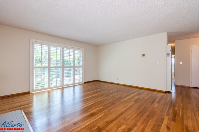 Building Photo - 1384 Niagara Dr