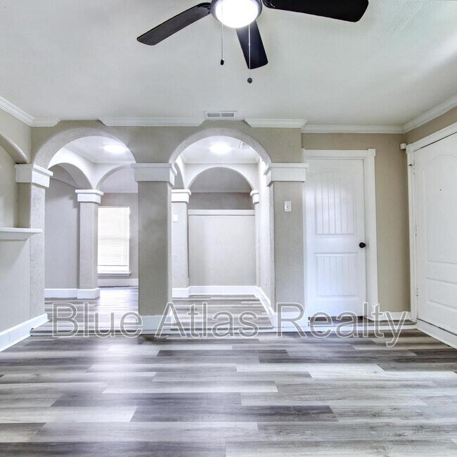 Foto del edificio - 7838 Maxwell Ave