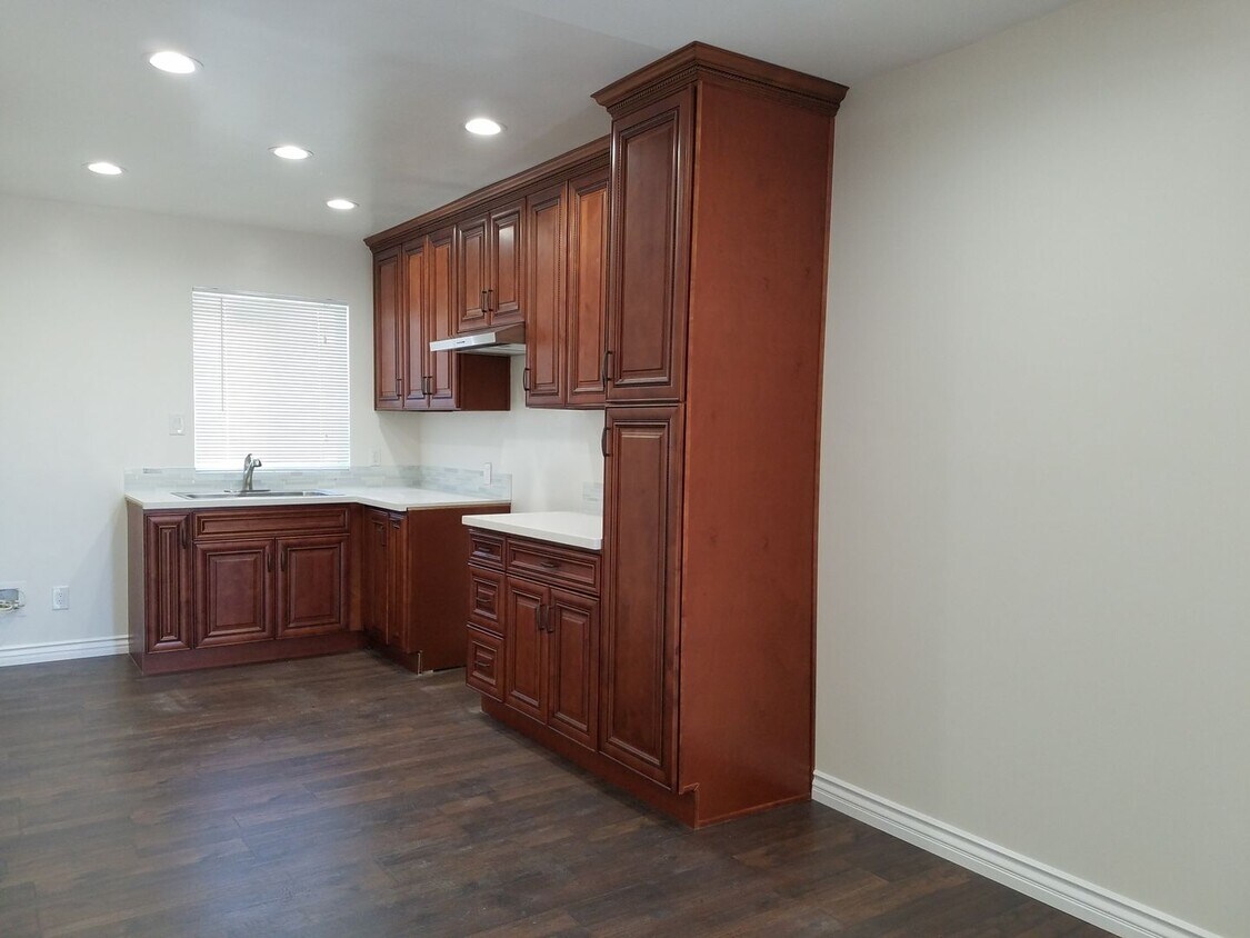 Foto principal - 1339 1/4 W 93rd St
