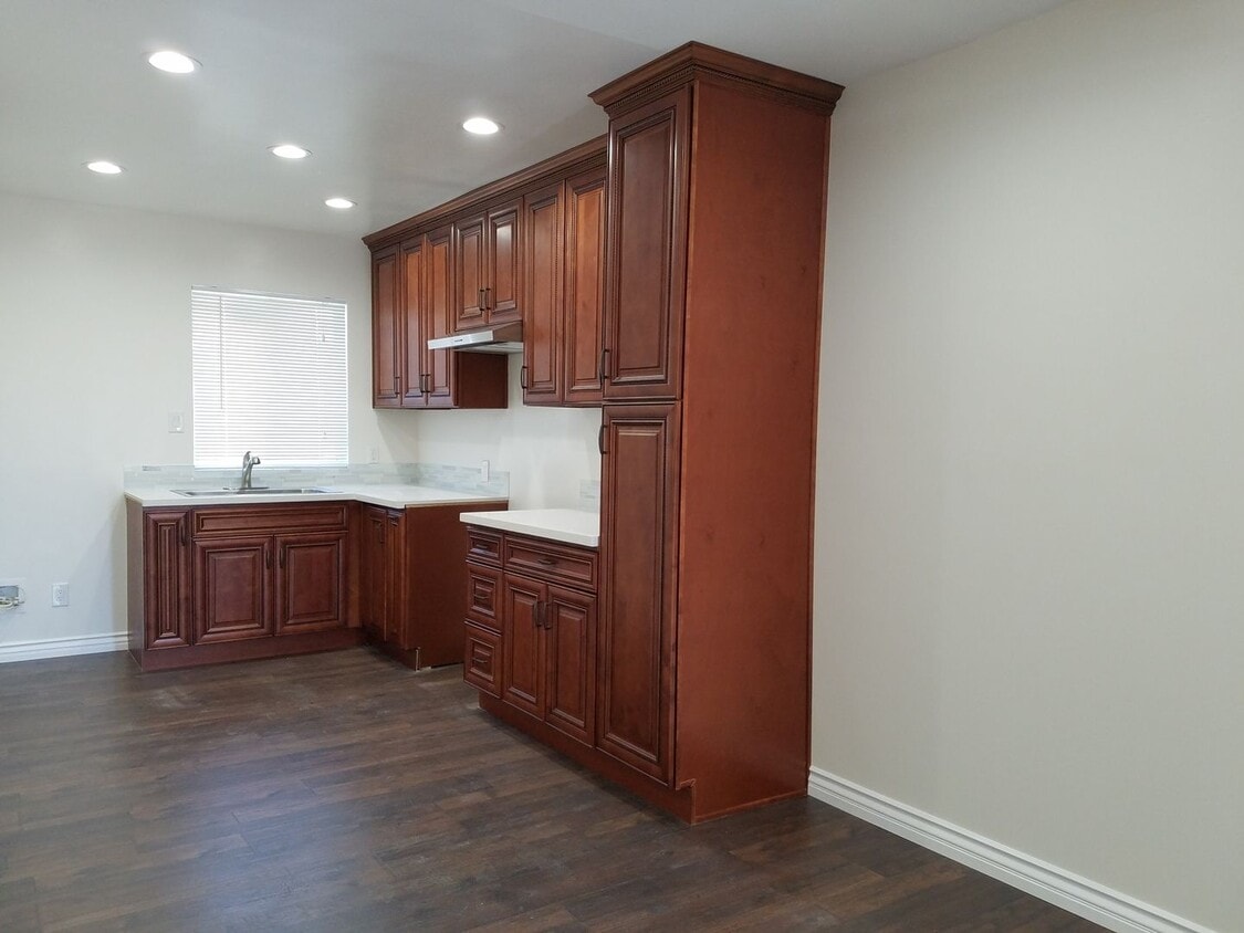 1339 1/4 W 93rd St - 1339 1/4 W 93rd St