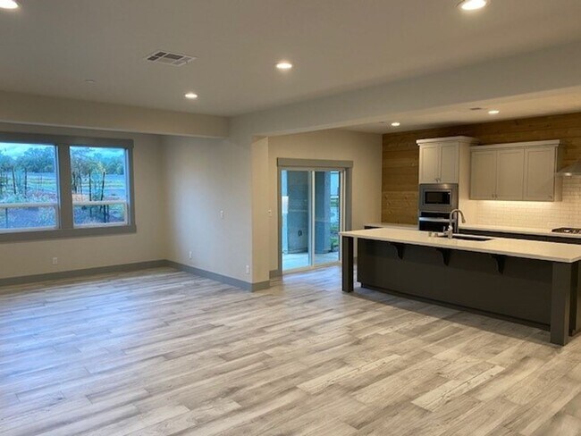 Foto del edificio - Lovely Home in New Community 10 min North of Redding!