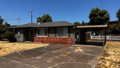 Building Photo - 682 NE Newton Creek Rd