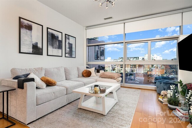 Building Photo - 307 W Trade St