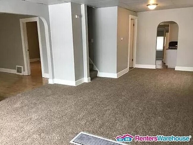 Building Photo - 3 Bedroom Single House Available for 8/1