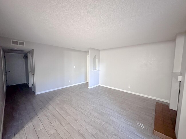 Building Photo - 1550 W Ashlan Ave