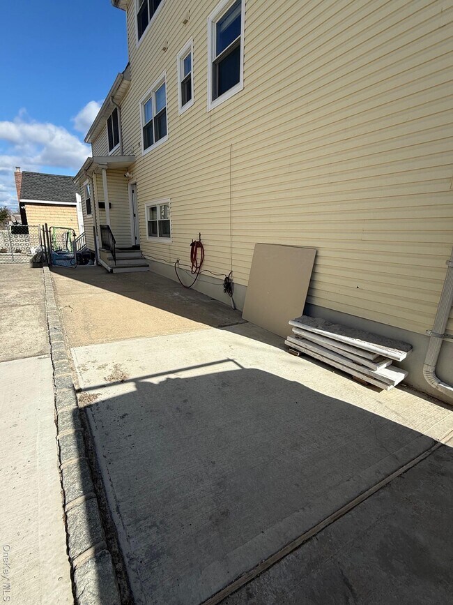 Foto del edificio - 215-15 17th Ave