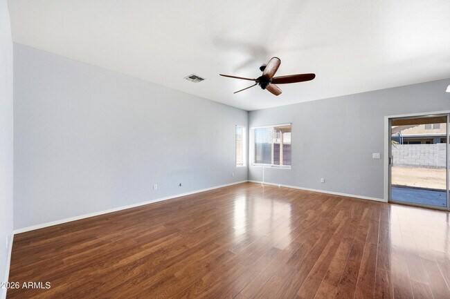 Foto del edificio - 10950 W Royal Palm Rd