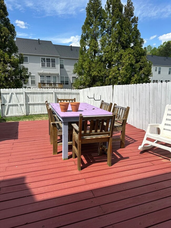 Building Photo - $2,400 / 3 br / 2.5 ba / 1,584 sqft Spacio...