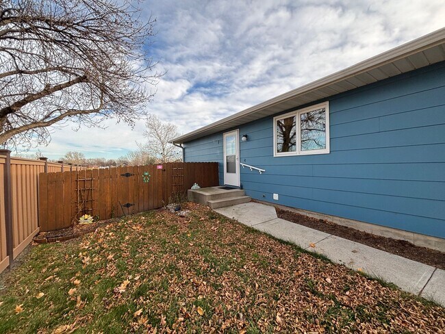 Foto del edificio - Quiet Neighborhood Gem: Updated 3BR Townhome with Garage & Yard