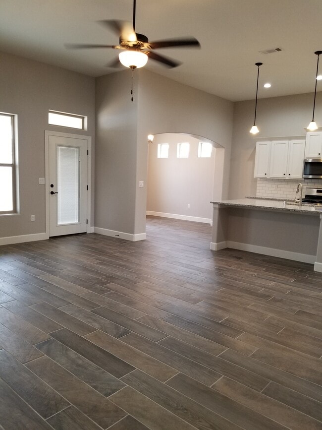 Building Photo - 400 Baler Ln