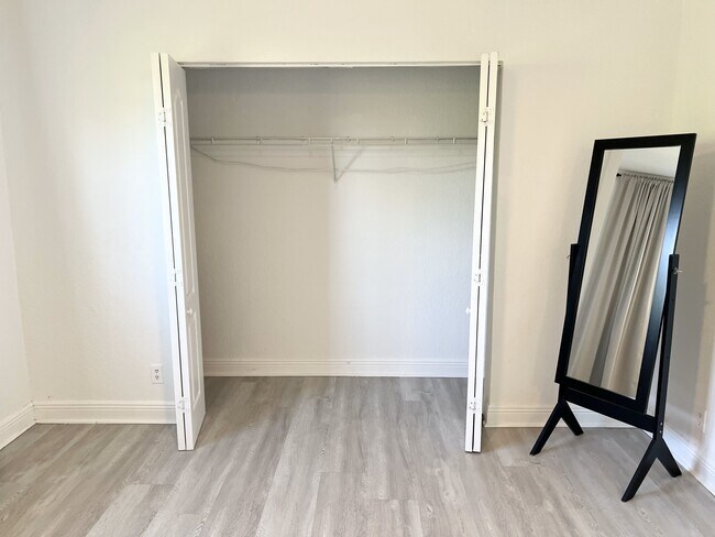 Amplio espacio de armario - 110 SE 2nd St