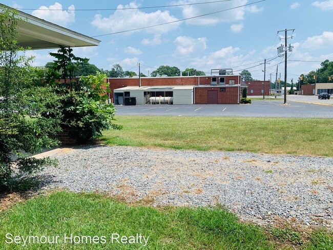 Building Photo - 3 br, 1 bath House - 304 Henderson Street