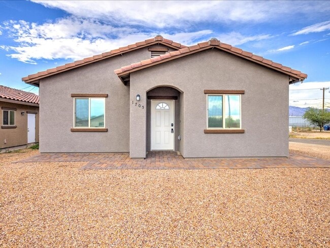 3 Bedroom 2 Bathroom Partially Furnished ... - 3 Bedroom 2 Bathroom  Partially Furnished ... House