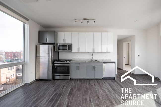 Building Photo - 2340 N California Ave