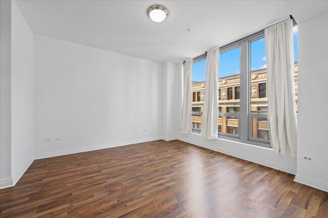 Foto del edificio - 565 W Quincy St