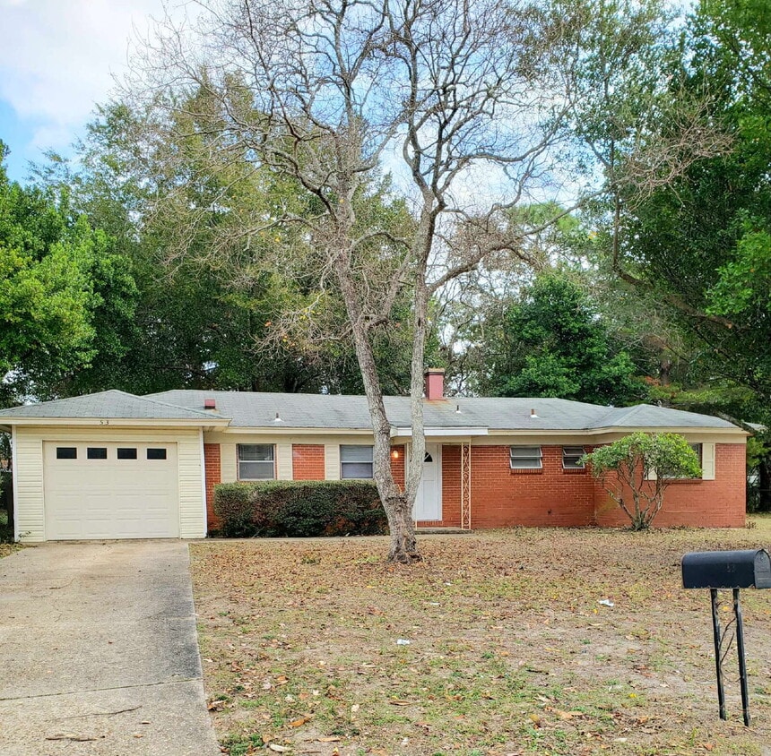 Primary Photo - "Charming 3-Bed Oasis with 1.5 Baths in Fo...