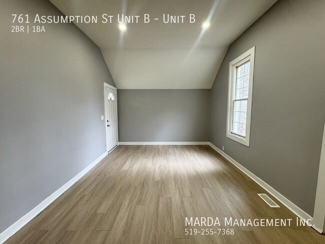Photo du bâtiment - NEWLY RENOVATED 2 BED / 1 BATH UNIT ON ASSUMPTION + HYDRO & GAS!