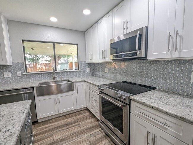Foto del edificio - 5311 Golden Canary Ln