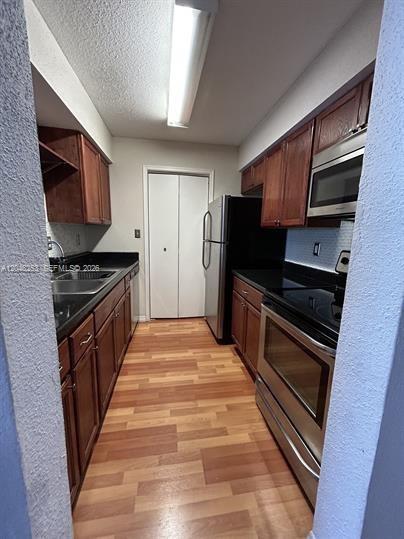 Foto del edificio - 755 Riverside Dr