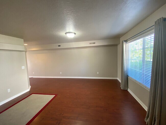 Building Photo - Stunning Lexington Hills