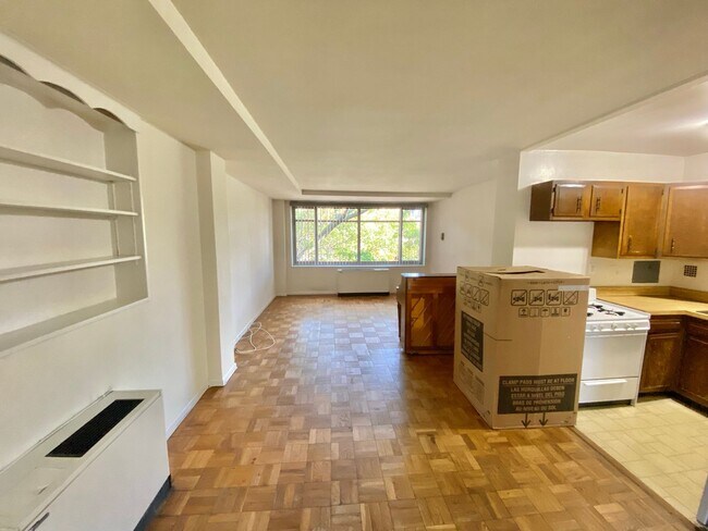 Foto del edificio - Great Foggy Bottom One Bedroom with Roof Top Pool & Gym includes utilities!