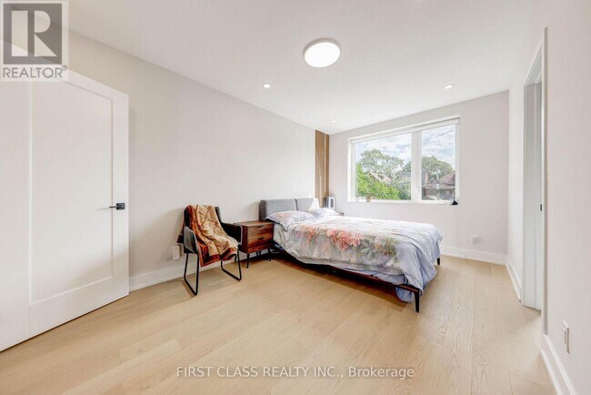 Building Photo - 431 Roxton Rd