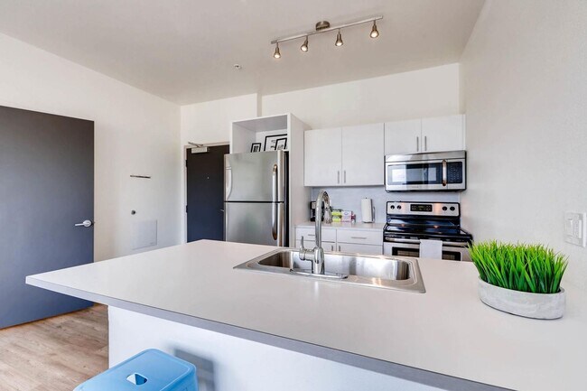 Foto del edificio - 1 Bedroom Apartment in Lohi with Views of Skyline and Mountains!