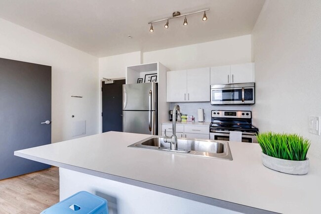 Building Photo - 1 Bedroom Apartment in Lohi with Views of Skyline and Mountains!