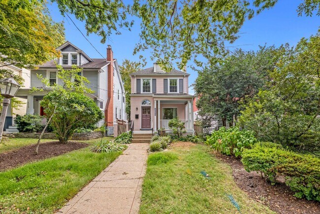 Building Photo - Available Now! Updated// 4 Bedroom 2 Bathr...