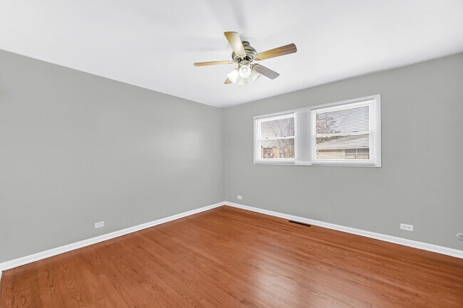 Building Photo - 403 Prairie Ave 1