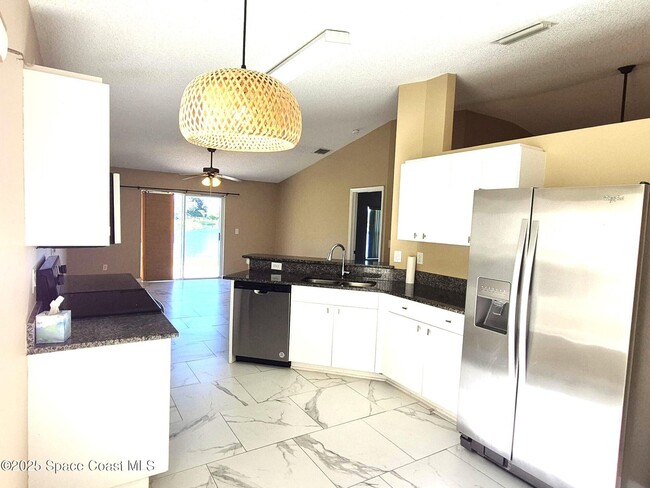 Building Photo - 2365 Bayhill Dr