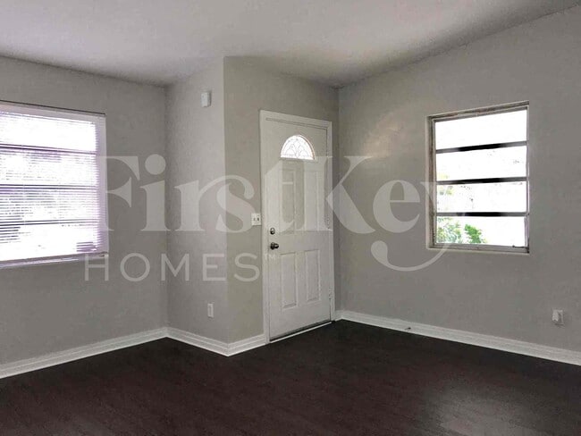 Foto del edificio - 2706 Lorna Rd