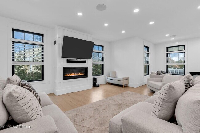 Building Photo - 2017 5th Ave