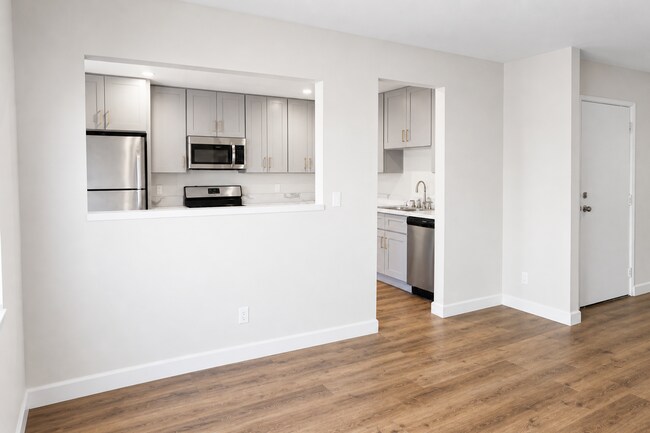 Foto del edificio - Remodeled Spacious 2BR/2BA in NoHo – Quiet 2nd Floor, Central A/C, 2 Parking Spaces
