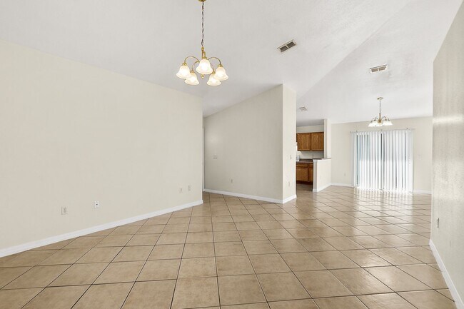 Building Photo - Spacious 3 Bedroom 2 Bath 1 Car Duplex in ...